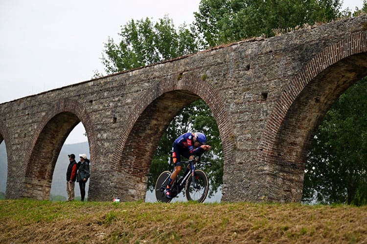 Watch the Stages 8-15 of the 2025 Giro d’Italia Video, where top cyclists battle through challenging terrains for the iconic pink jersey.