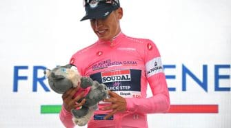Paul Magnier wins Stage 1 of the 2026 Giro d’Italia and claims the first maglia rosa for Soudal Quick-Step after a fast sprint finish.